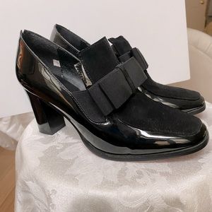 Cute Black Patent heels, size 39 3” heels. Great condition